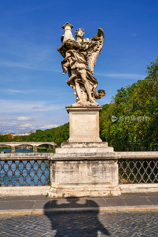 温暖的光线笼罩着罗马圣天使桥(Ponte Sant’angelo)的一尊天使雕像和栏杆